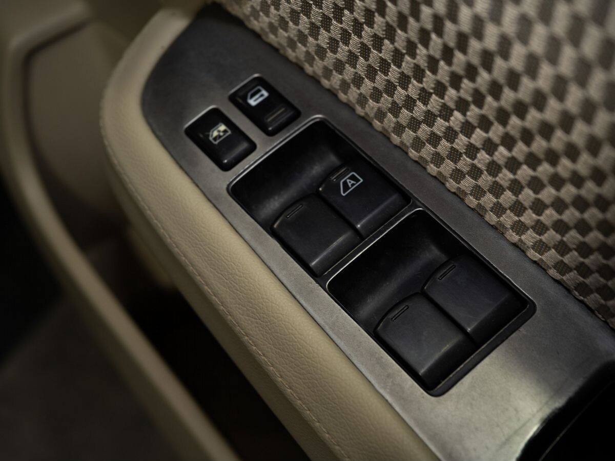 Nissan Tiida 2010 - фото автомобиля