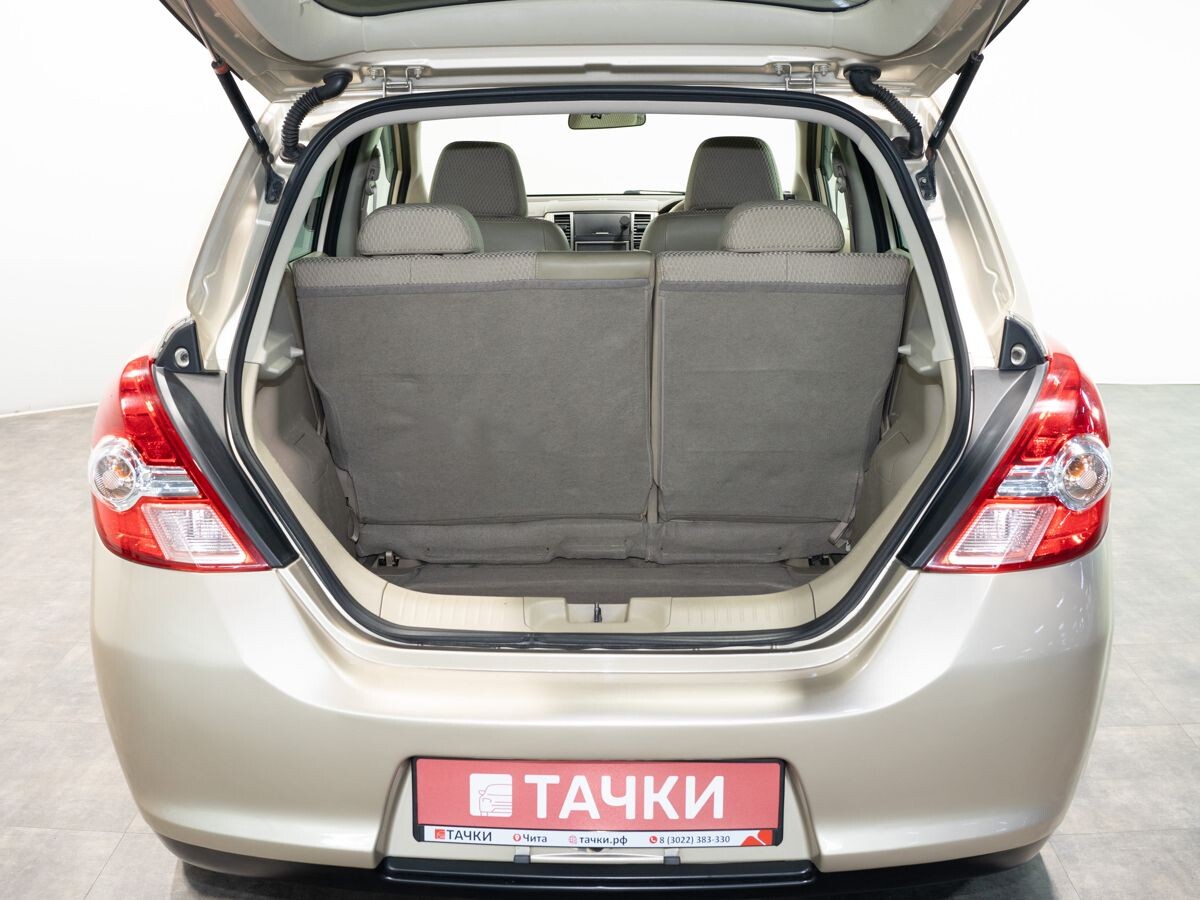 Nissan Tiida 2010 - фото автомобиля