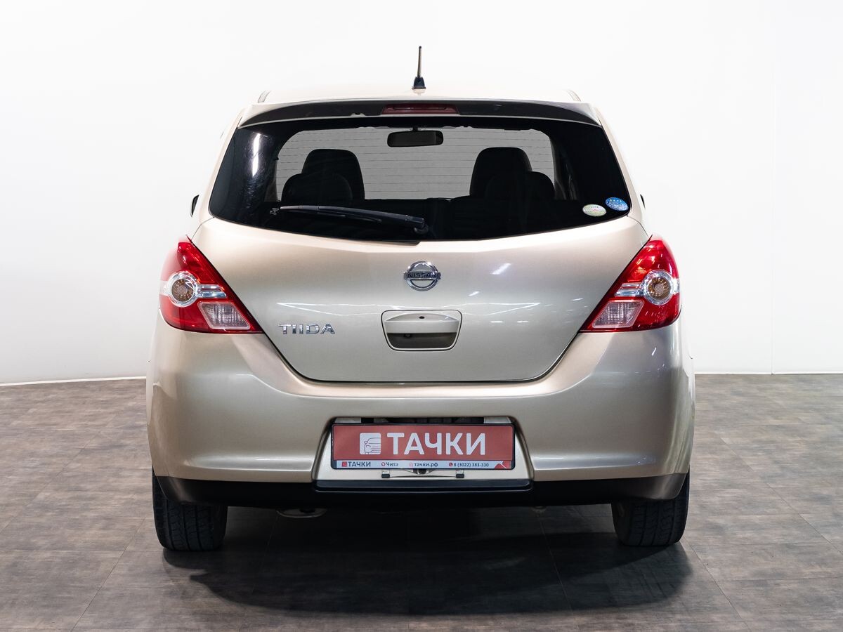 Nissan Tiida 2010 - фото автомобиля