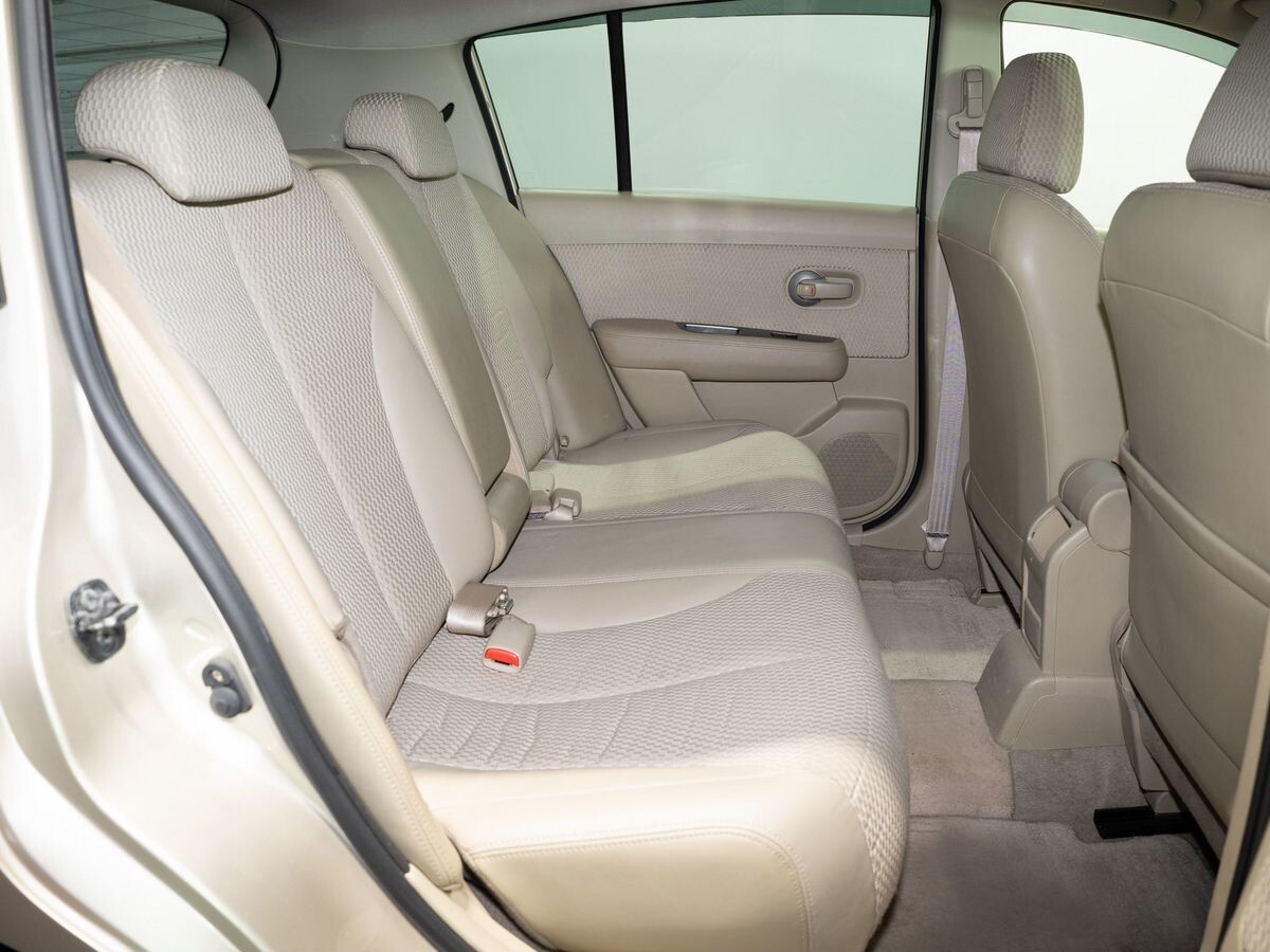 Nissan Tiida 2010 - фото автомобиля