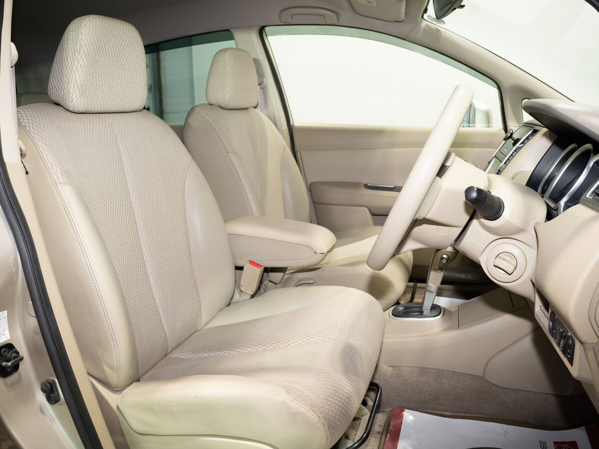 Nissan Tiida 2010 - фото автомобиля