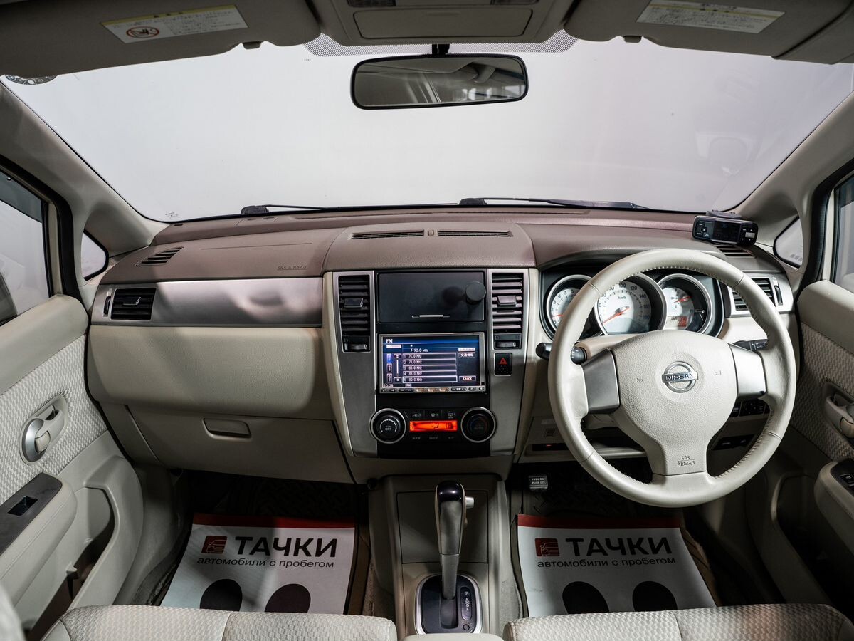 Nissan Tiida 2010 - фото автомобиля