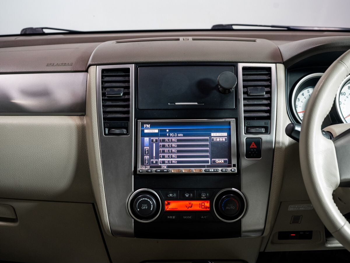 Nissan Tiida 2010 - фото автомобиля