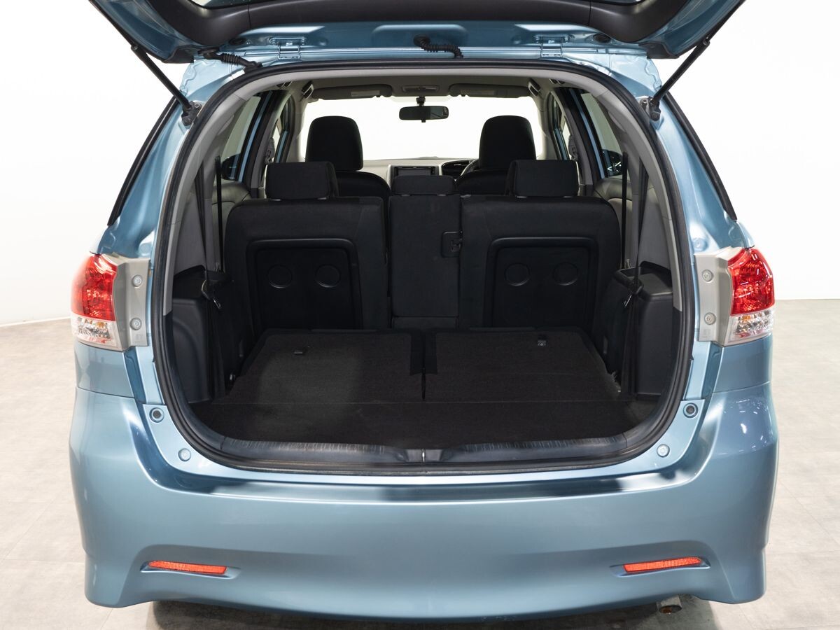 Toyota Wish 2009 - фото автомобиля