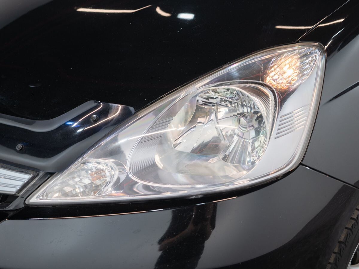 Honda Fit Shuttle 2012 - фото автомобиля