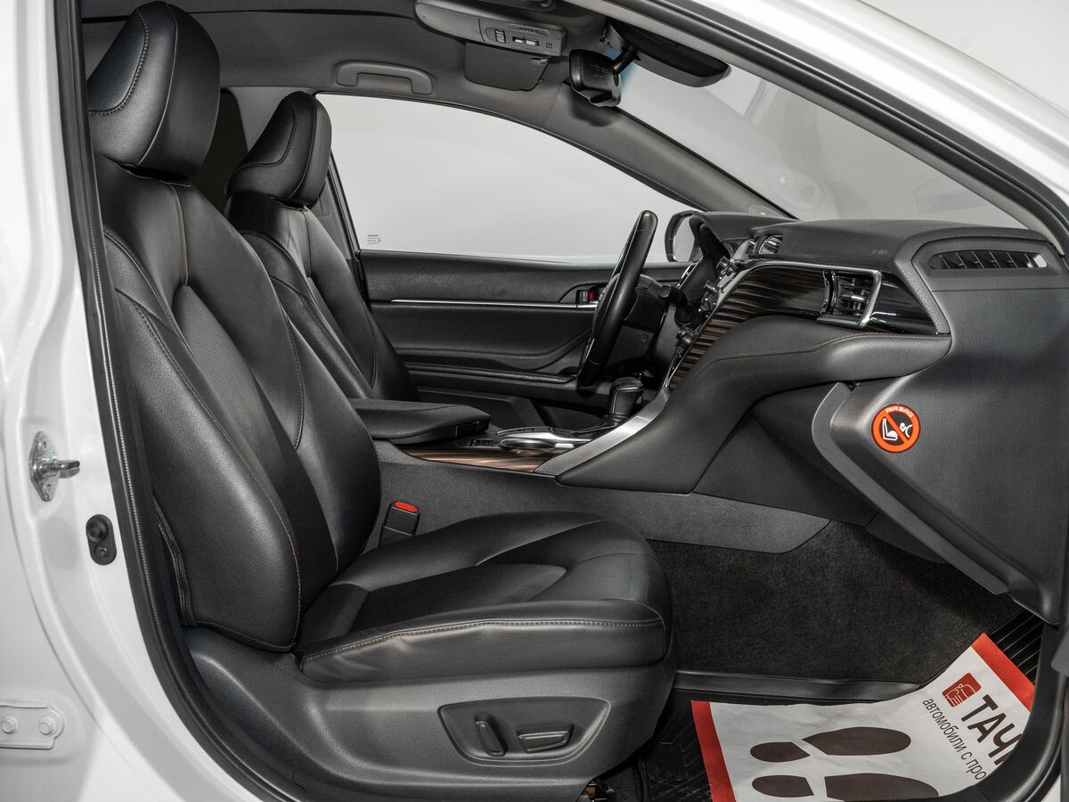 Toyota Camry 2020 - фото автомобиля