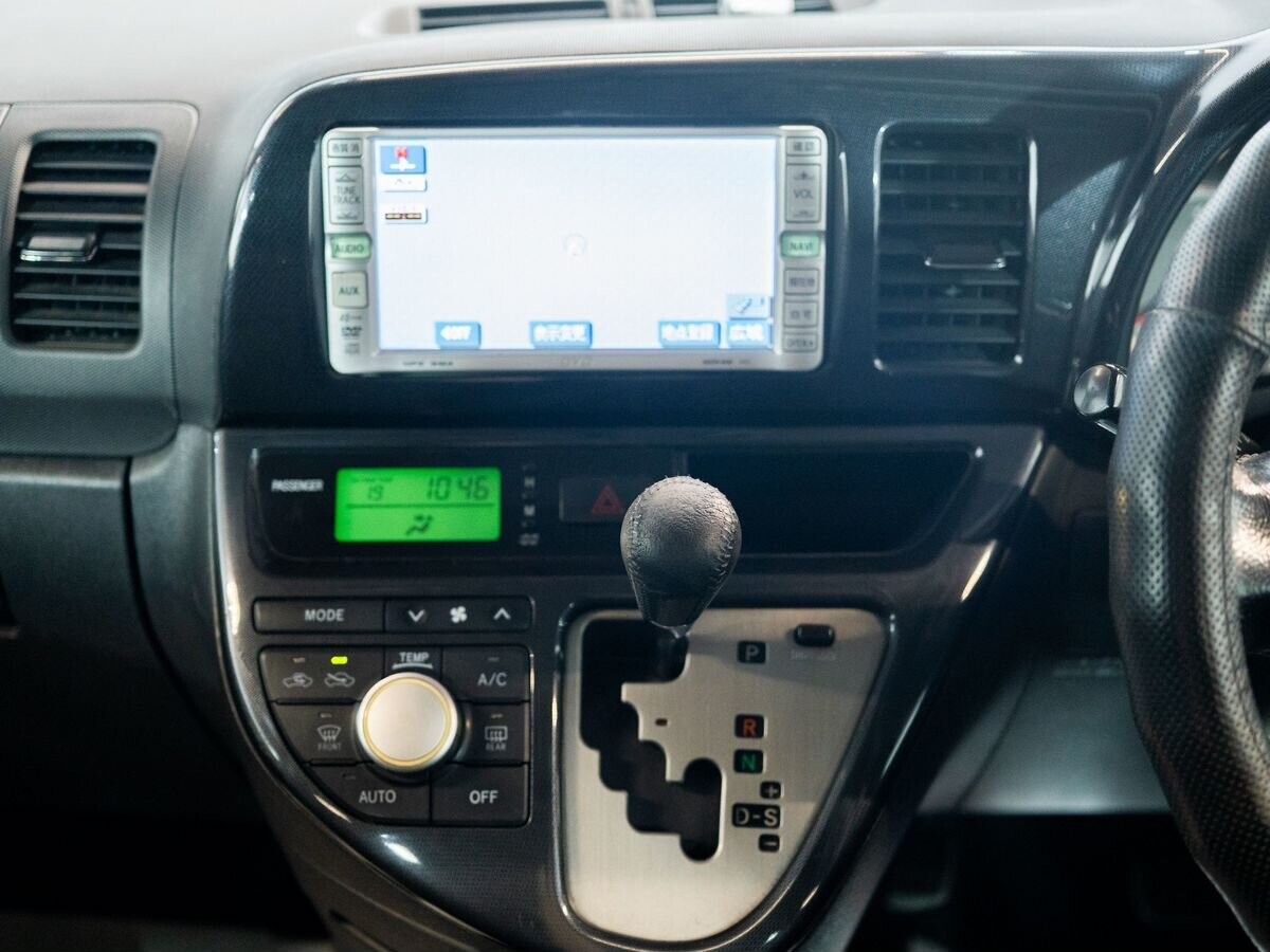 Toyota Wish 2005 - фото автомобиля