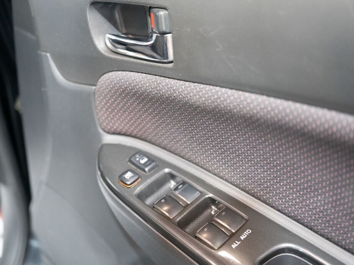 Toyota Wish 2005 - фото автомобиля