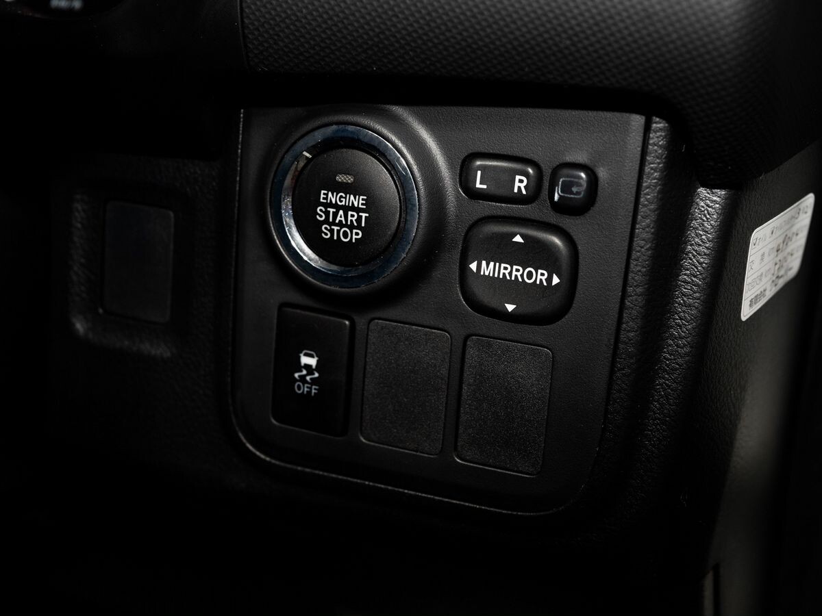 Toyota Wish 2012 - фото автомобиля