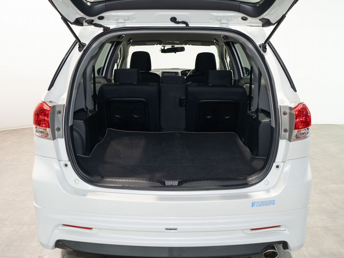 Toyota Wish 2012 - фото автомобиля