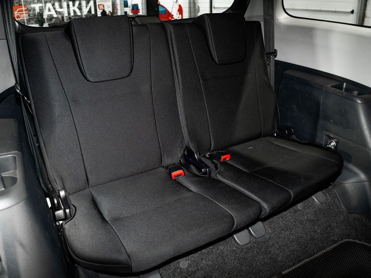 Toyota Wish 2012 - фото автомобиля