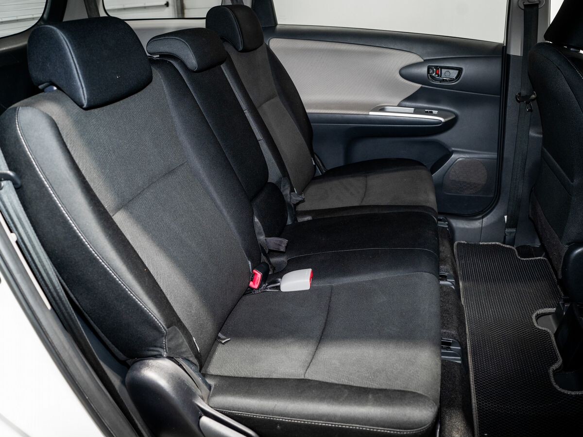 Toyota Wish 2012 - фото автомобиля