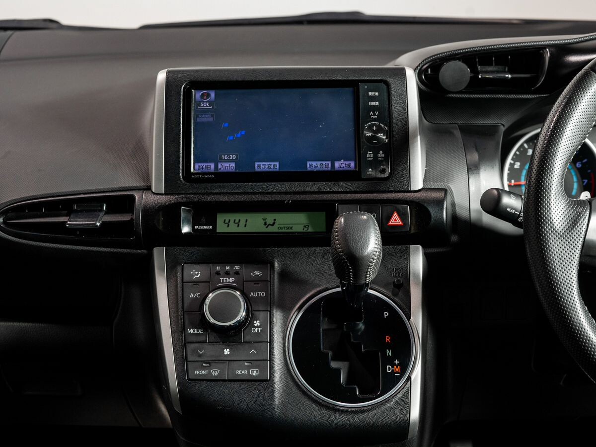 Toyota Wish 2012 - фото автомобиля