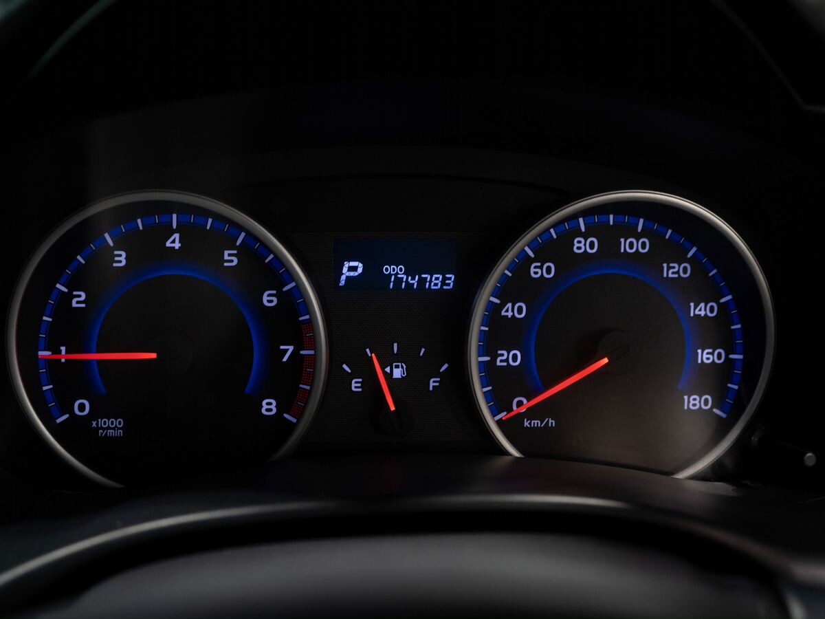 Toyota Wish 2012 - фото автомобиля