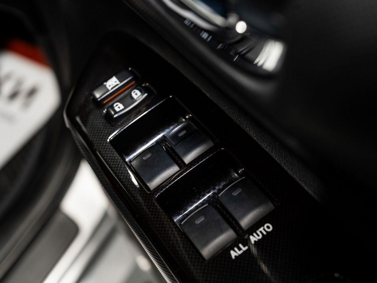 Toyota Wish 2012 - фото автомобиля