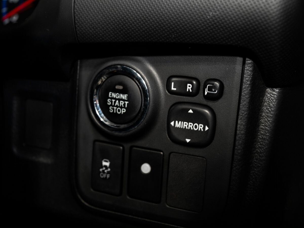 Toyota Wish 2012 - фото автомобиля