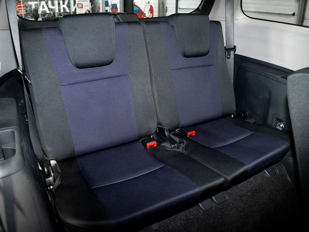 Toyota Wish 2012 - фото автомобиля