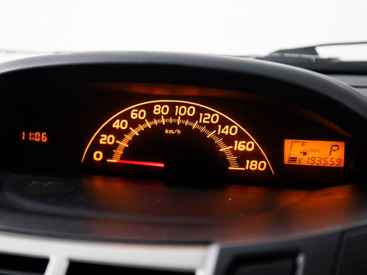 Toyota Vitz 2010 - фото автомобиля