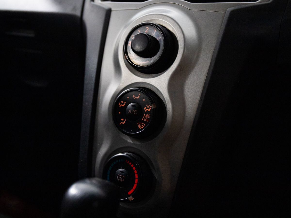 Toyota Vitz 2010 - фото автомобиля