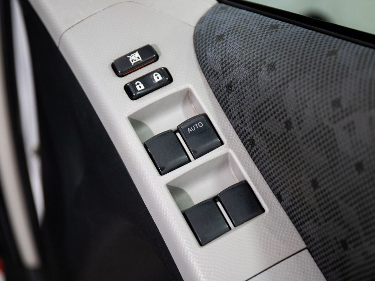 Toyota Vitz 2010 - фото автомобиля