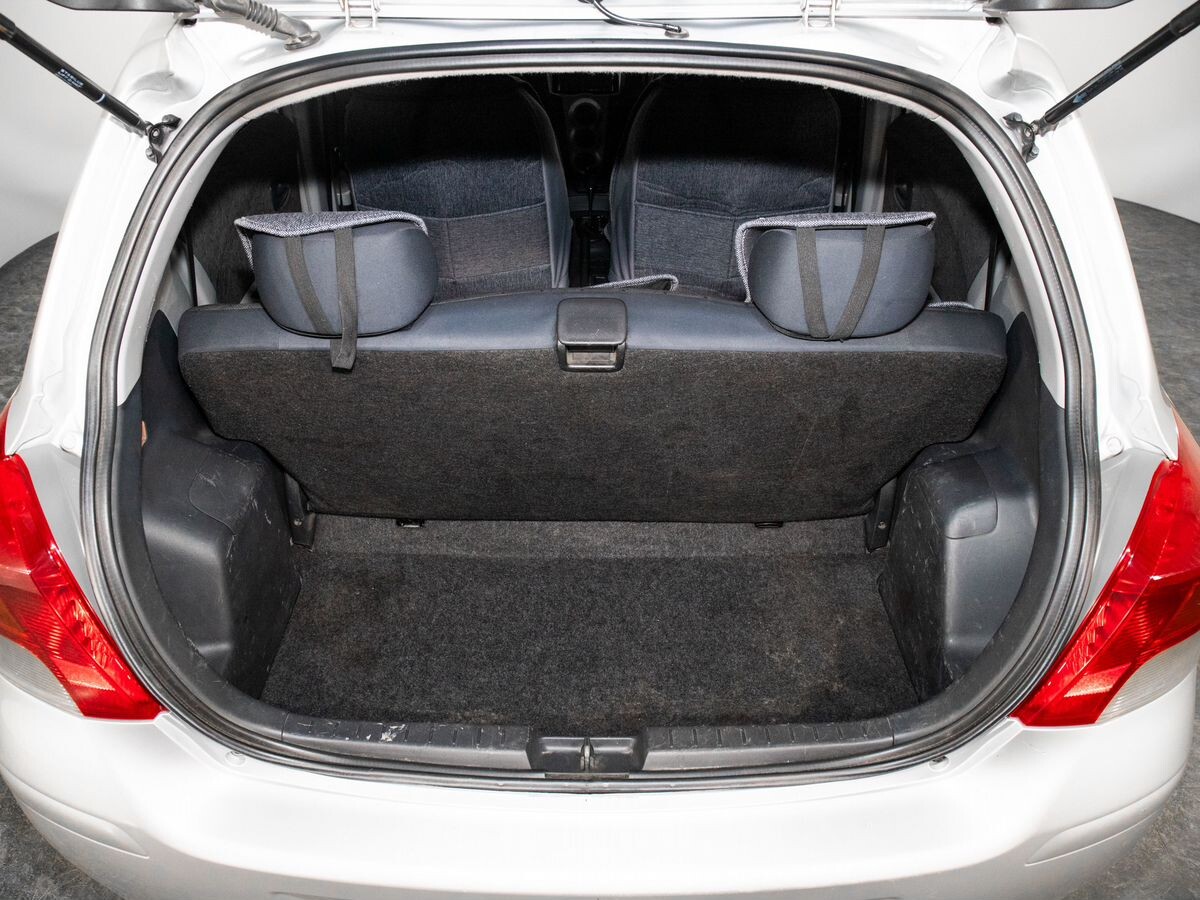 Toyota Vitz 2010 - фото автомобиля