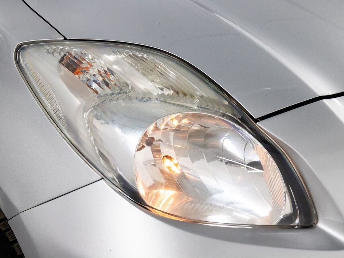 Toyota Vitz 2010 - фото автомобиля