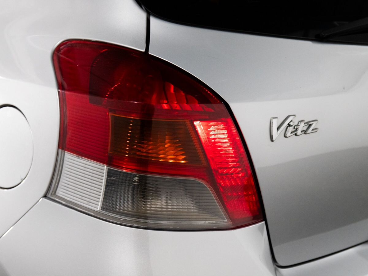 Toyota Vitz 2010 - фото автомобиля