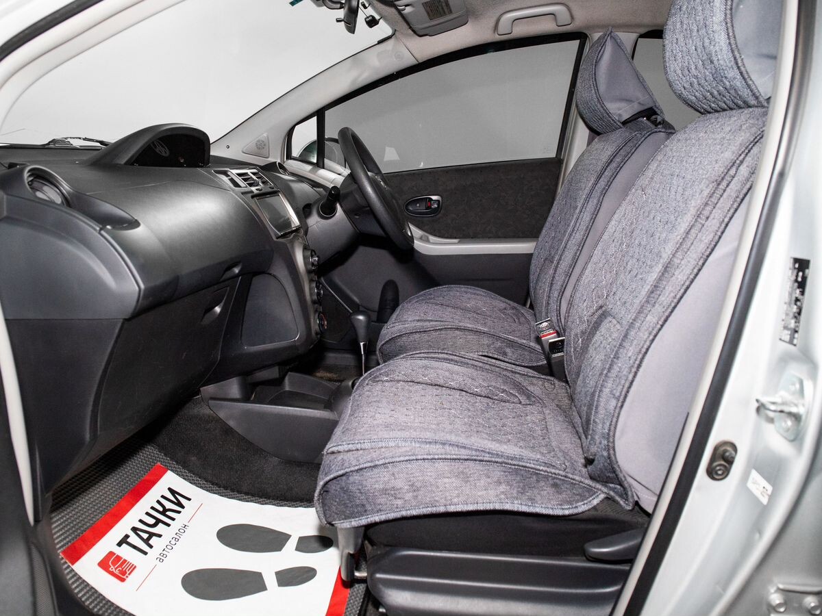 Toyota Vitz 2010 - фото автомобиля