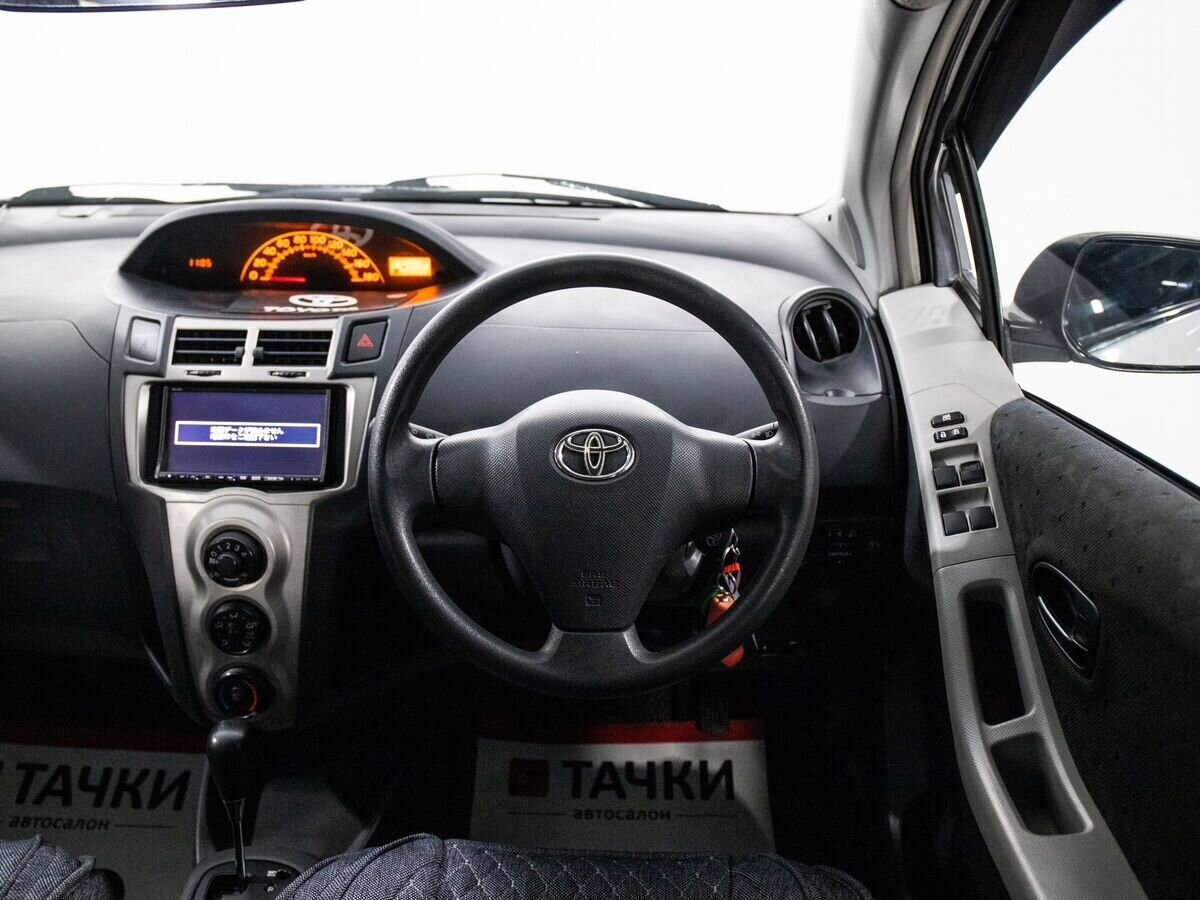 Toyota Vitz 2010 - фото автомобиля