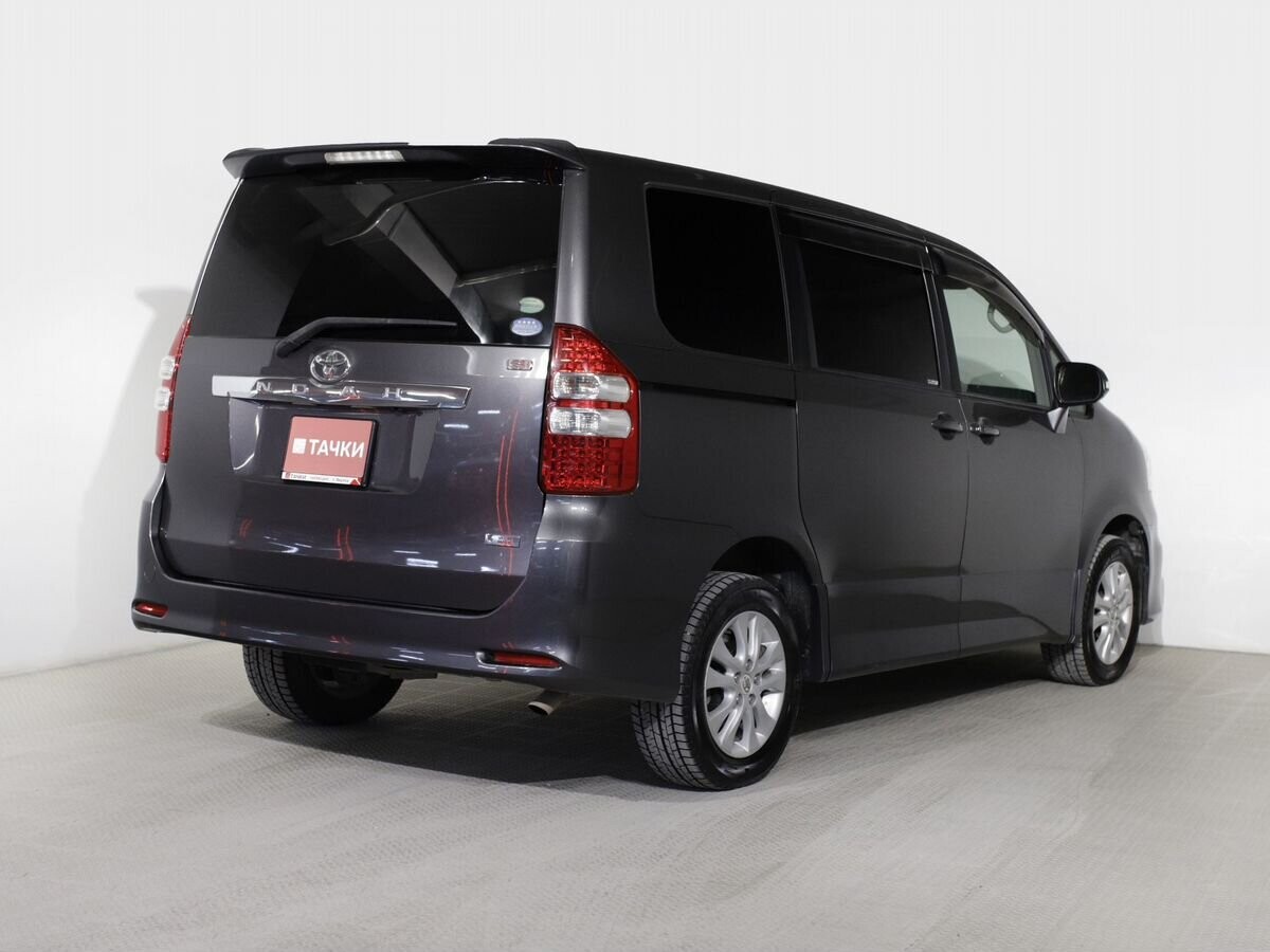 Toyota Noah 2012 - фото автомобиля