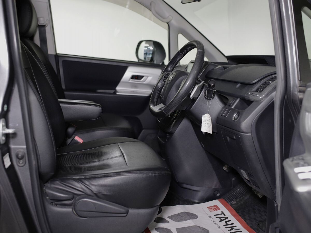 Toyota Noah 2012 - фото автомобиля