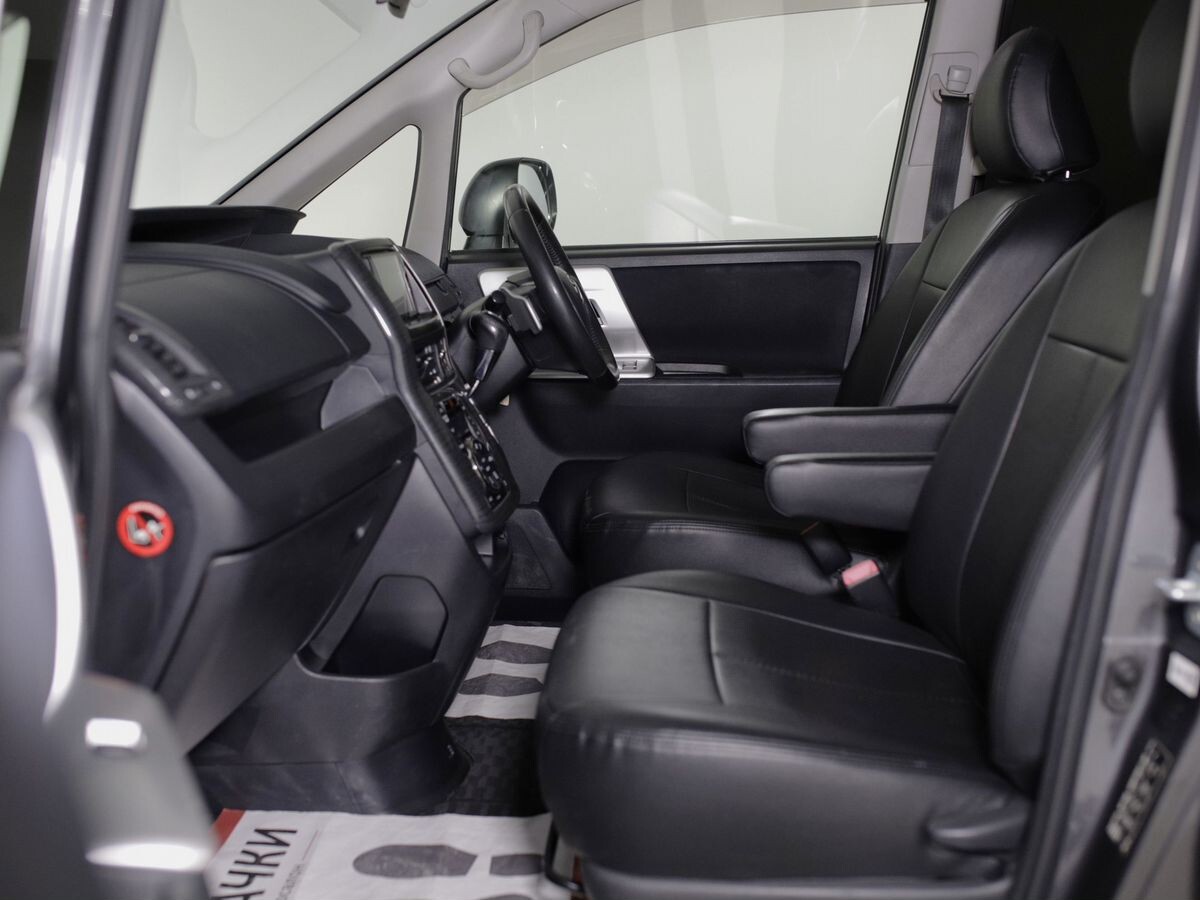 Toyota Noah 2012 - фото автомобиля