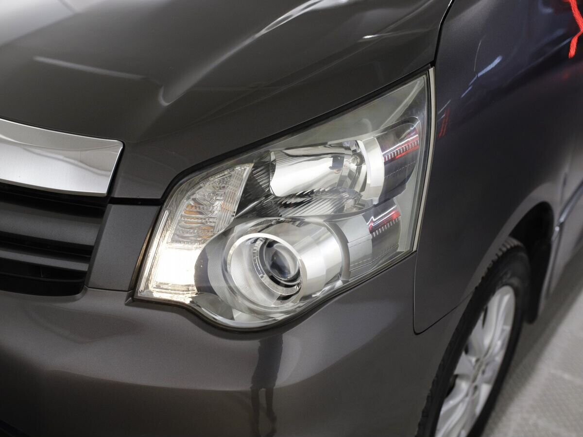 Toyota Noah 2012 - фото автомобиля