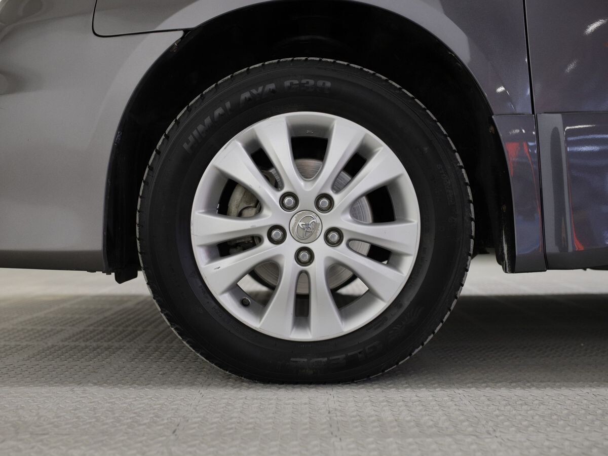 Toyota Noah 2012 - фото автомобиля