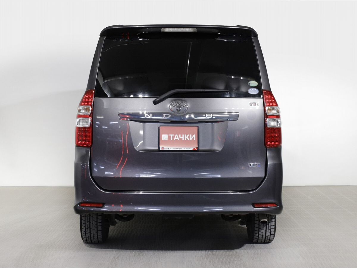 Toyota Noah 2012 - фото автомобиля