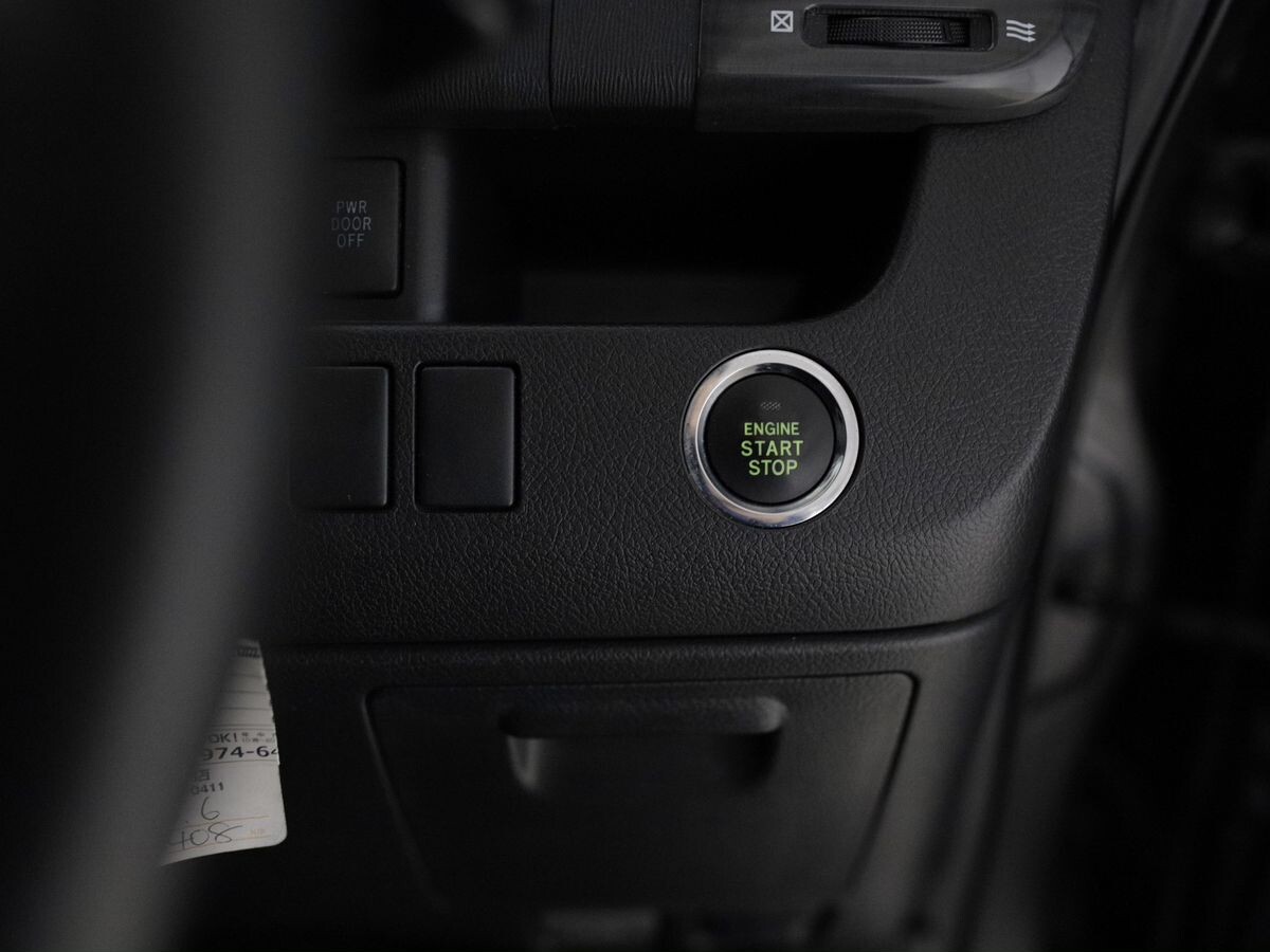 Toyota Noah 2012 - фото автомобиля