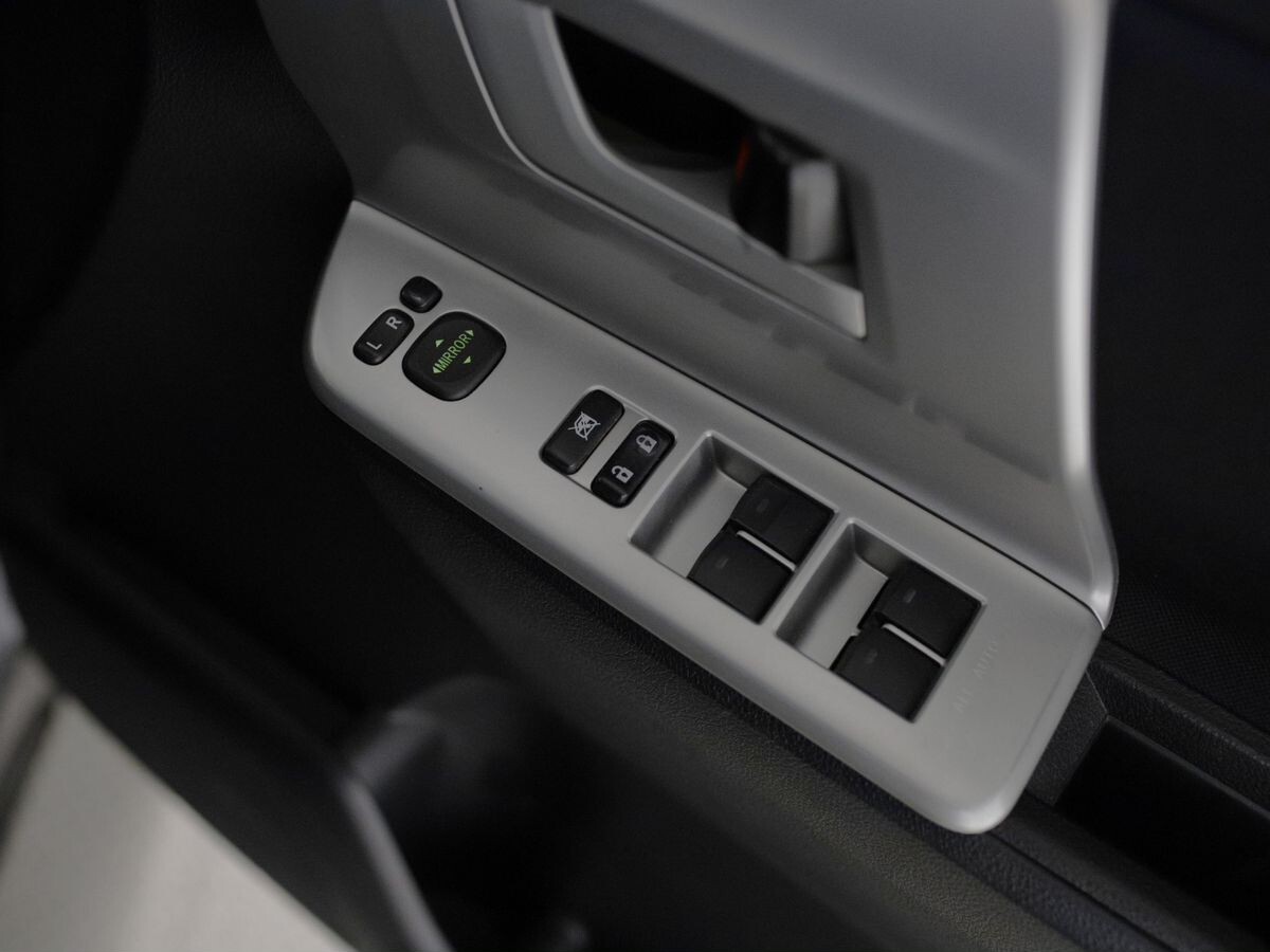 Toyota Noah 2012 - фото автомобиля