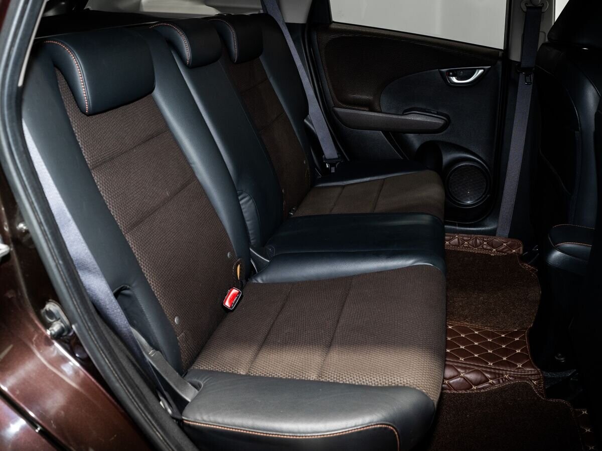 Honda Fit Shuttle 2011 - фото автомобиля