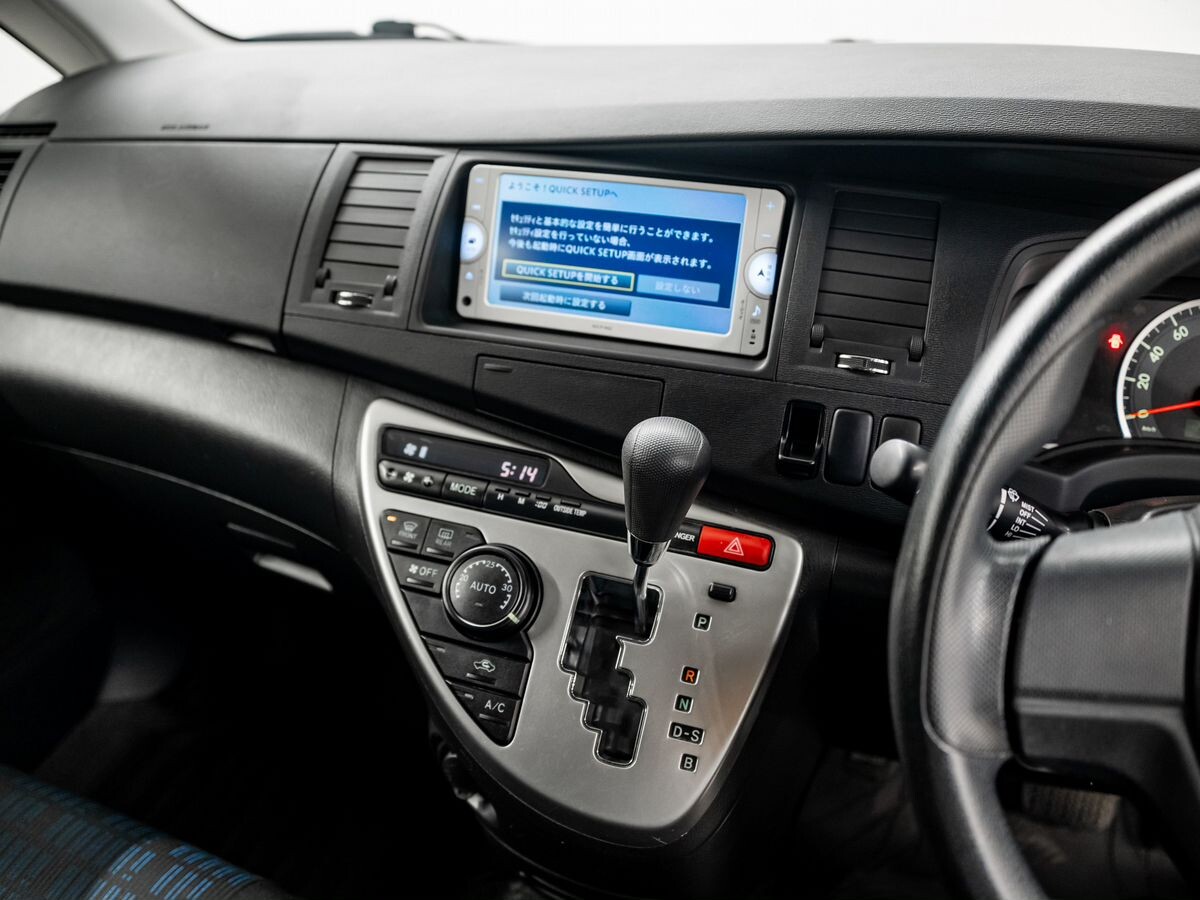 Toyota ISis 2014 - фото автомобиля