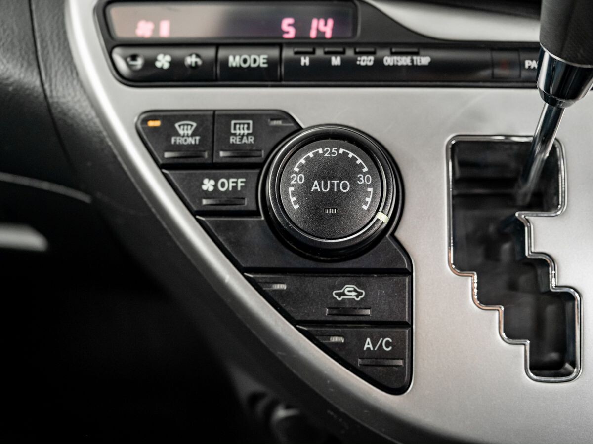 Toyota ISis 2014 - фото автомобиля