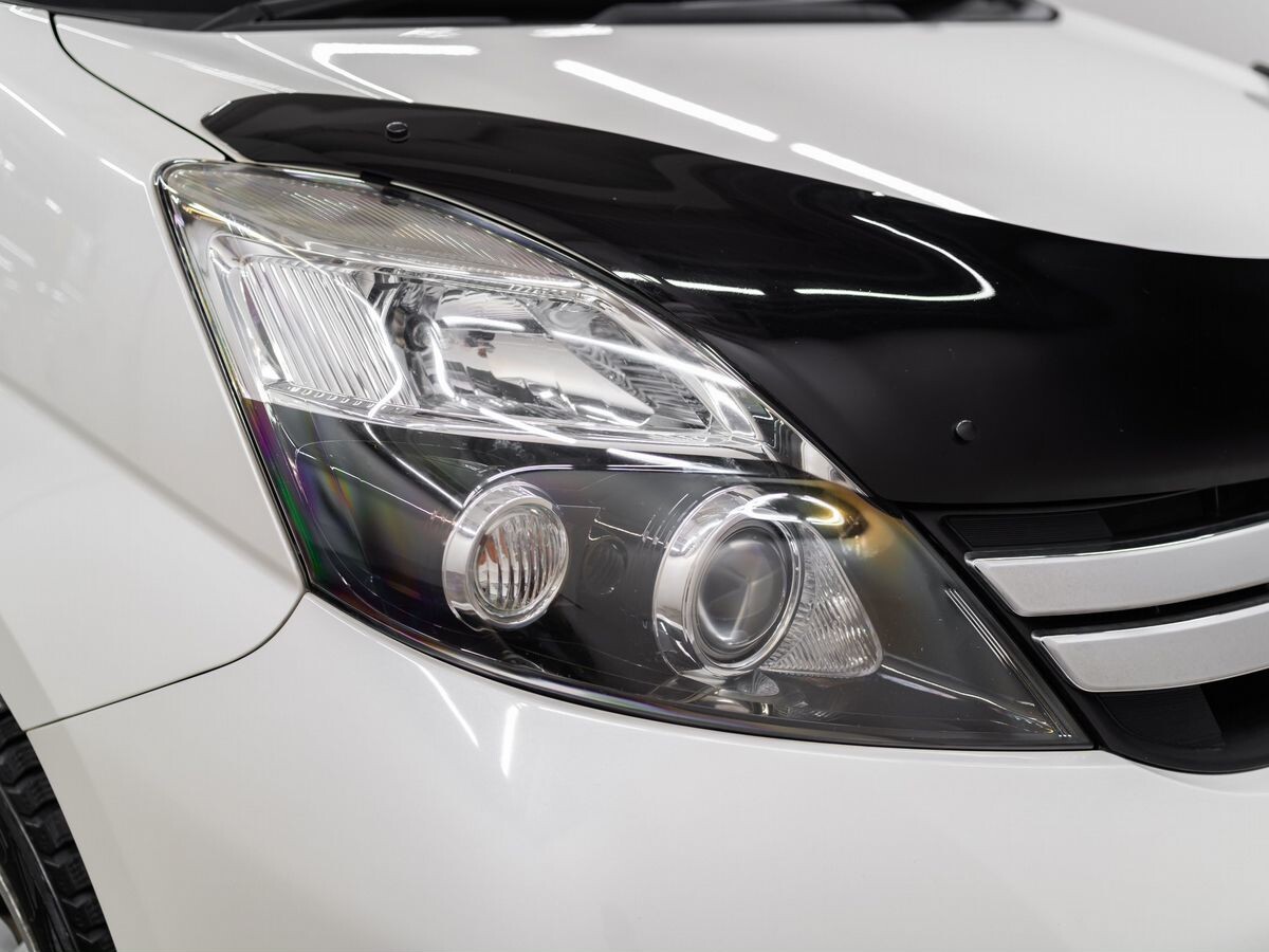 Toyota ISis 2014 - фото автомобиля