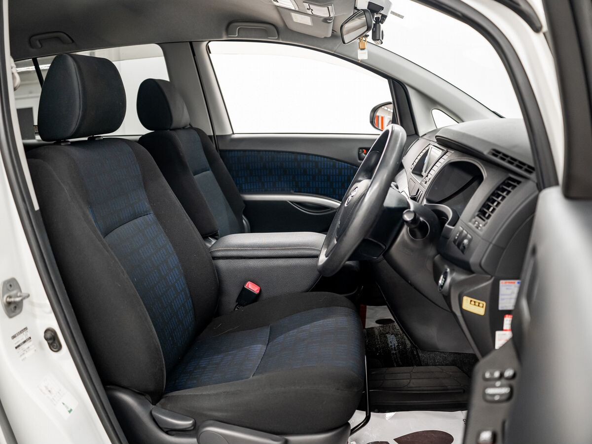 Toyota ISis 2014 - фото автомобиля