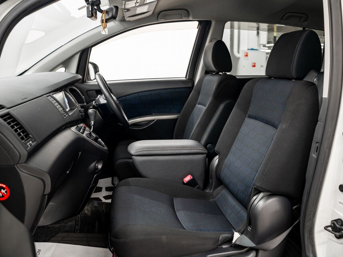 Toyota ISis 2014 - фото автомобиля