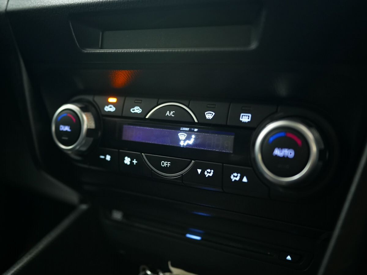 Mazda Axela 2017 - фото автомобиля