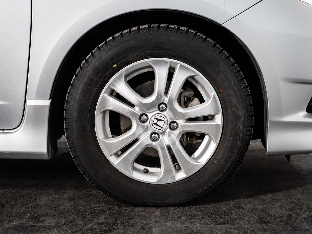 Honda Fit Shuttle 2012 - фото автомобиля