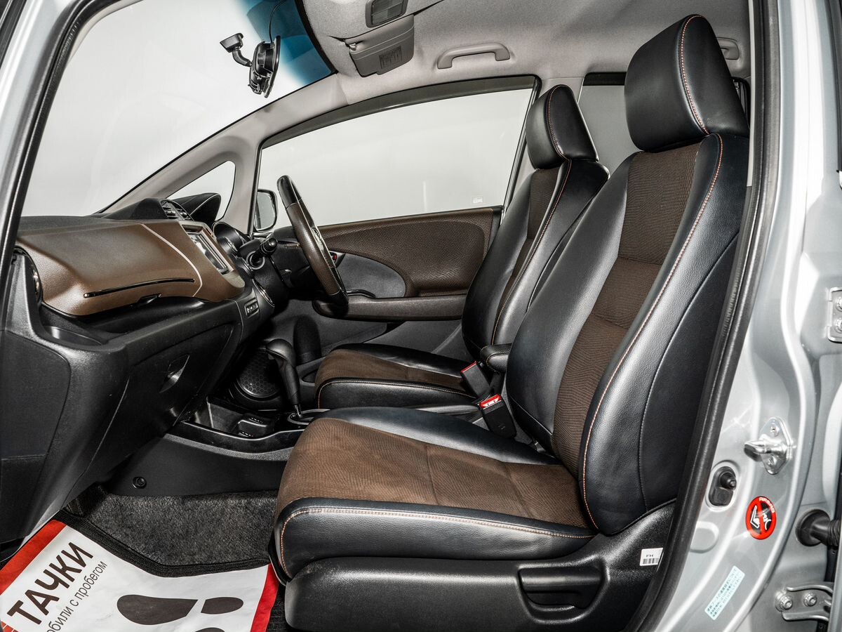 Honda Fit Shuttle 2012 - фото автомобиля