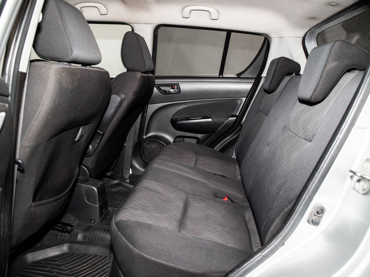 Suzuki Swift 2010 - фото автомобиля