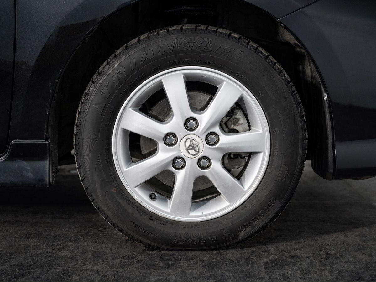 Toyota ISis 2010 - фото автомобиля