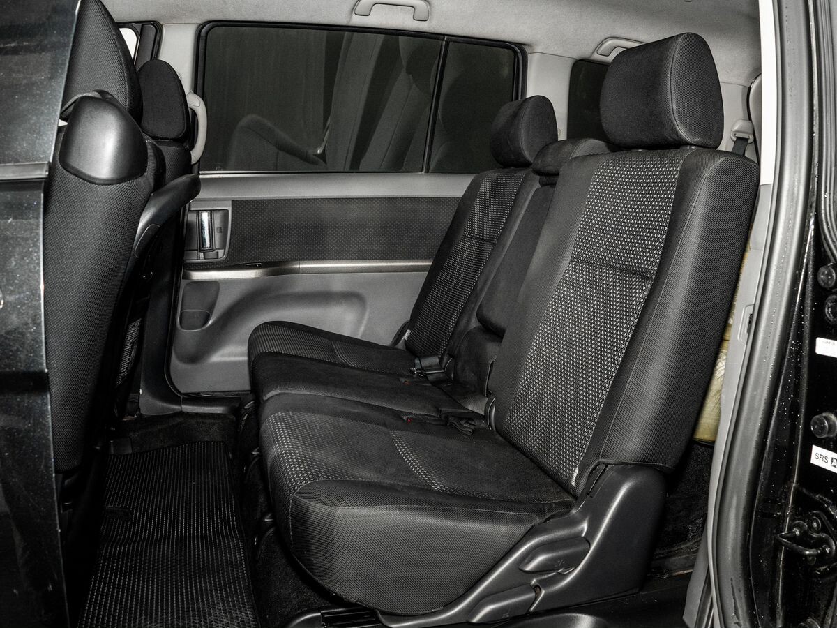 Toyota ISis 2010 - фото автомобиля