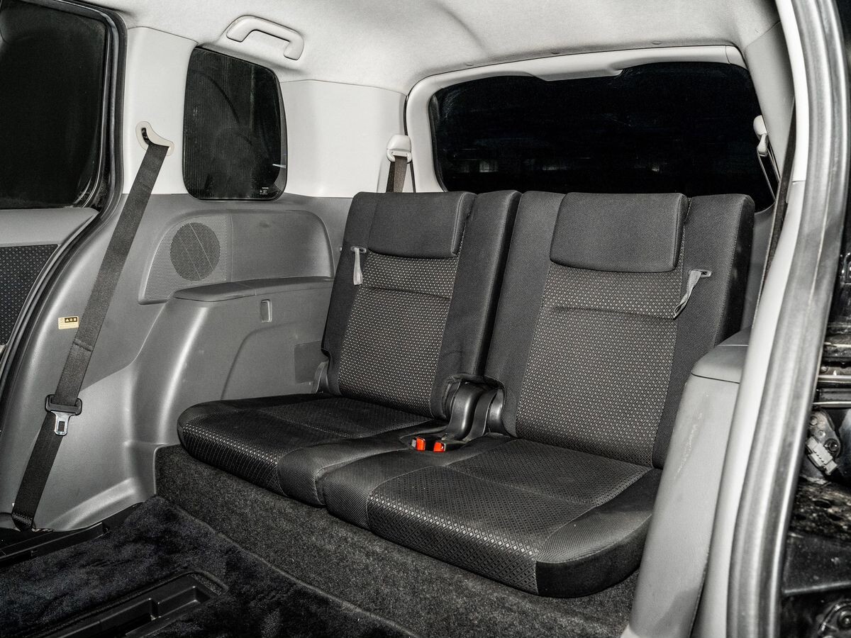 Toyota ISis 2010 - фото автомобиля